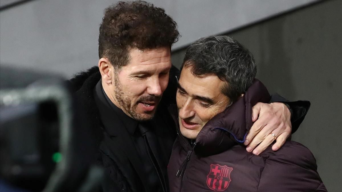 Simeone y Valverde se abrazan antes del Atlético-Barça en el Metropolitano. Simeone y Valverde se abrazan antes del Atlético-Barça en el Metropolitano.