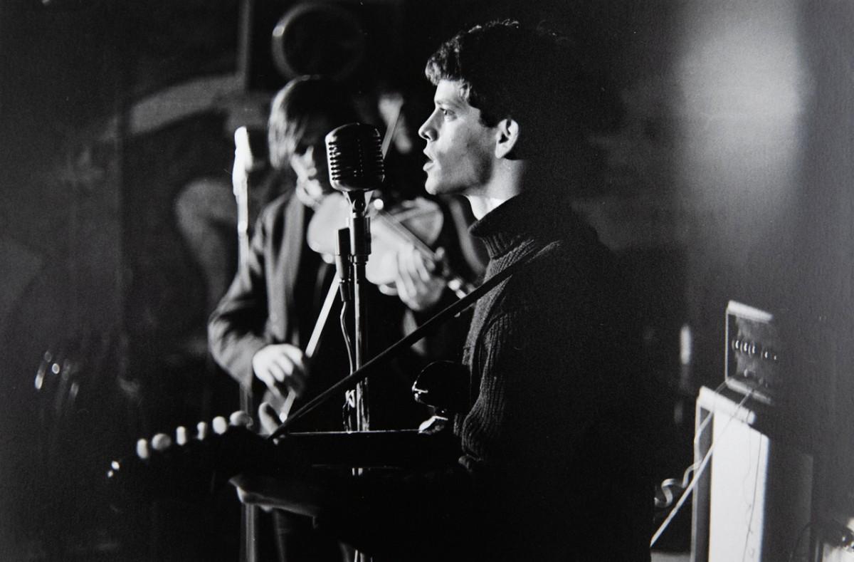 Lou Reed y (al fondo) John Cale, en una actuación en el Café Bizarre de Greenwich Village en 1965.