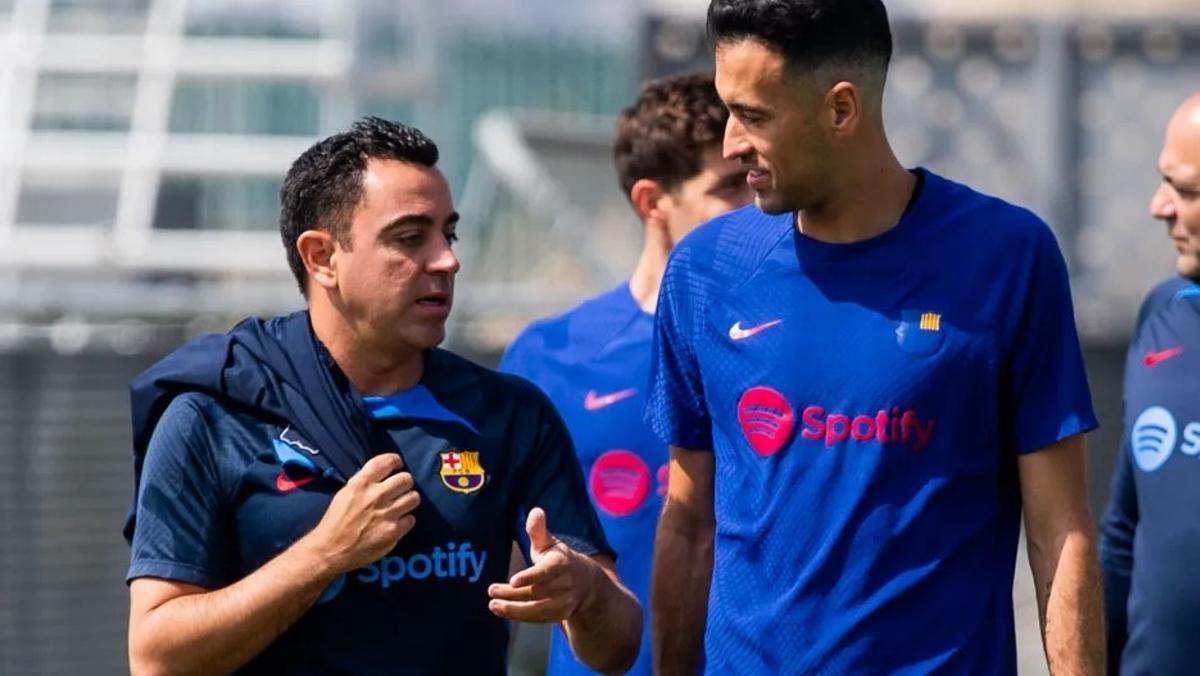 Xavi charla con Busquets en un entrenamiento en la ciudad deportiva del Barça.
