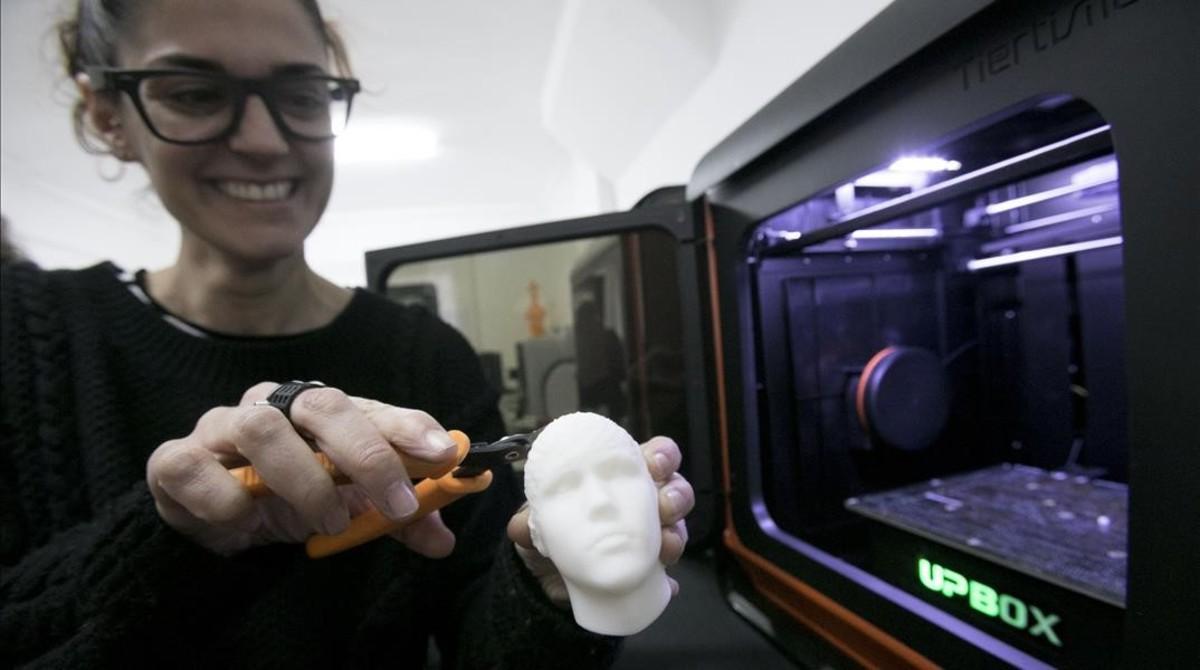 María Torras retoca una cabeza de Justin Bieber recién salida de una impresora de EntresD. Incluye un agujero a medida para encajar un vibrador. Las gafas que lleva puestas también están impresas en 3D. 