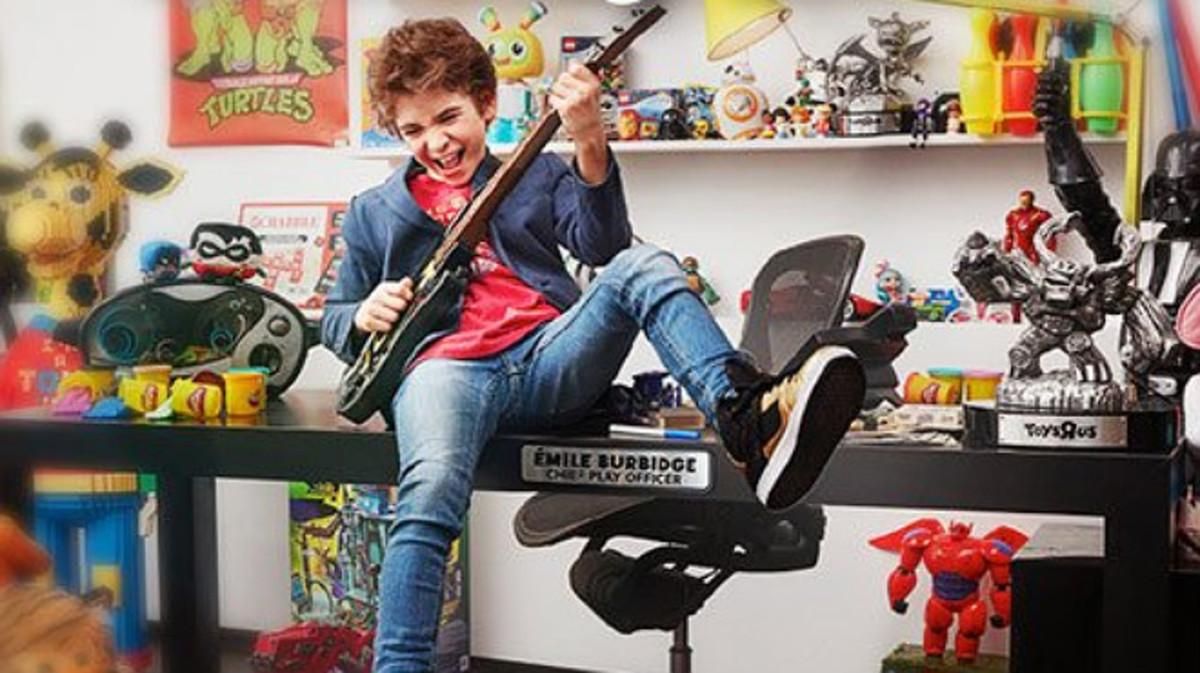 Emile Burbidge, a sus 12 años, es el nuevo presidente de diversión general de Toys ’R’ Us. Emile Burbidge, a sus 12 años, es el nuevo presidente de diversión general de Toys ’R’ Us.