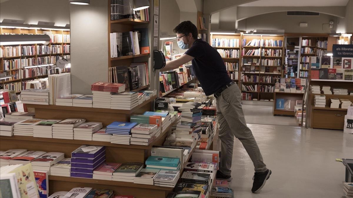 Interior de la librería Laie de Barcelona, este miércoles, preparando pedidos ’on line’. 