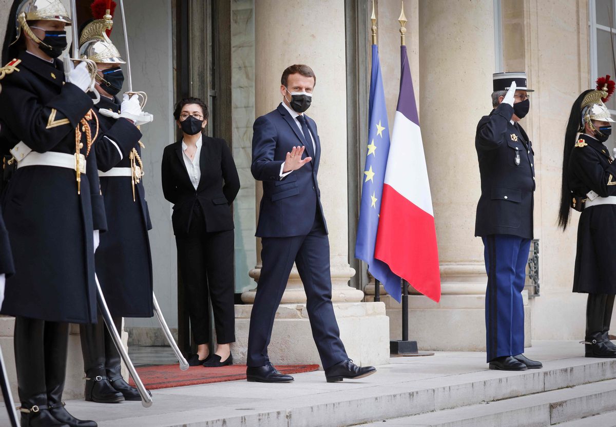 El presidente francés, Emmanuel Macron, este lunes a las puertas del Palacio del Elíseo, en París. El presidente francés, Emmanuel Macron, este lunes a las puertas del Palacio del Elíseo, en París.