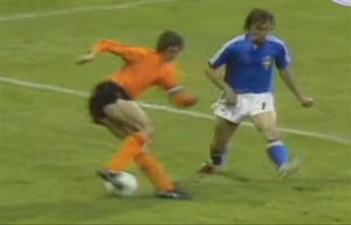 El legendario regate de Johan Cruyff al sueco Jan Olsson en el Mundial de 1974. El legendario regate de Johan Cruyff al sueco Jan Olsson en el Mundial de 1974.