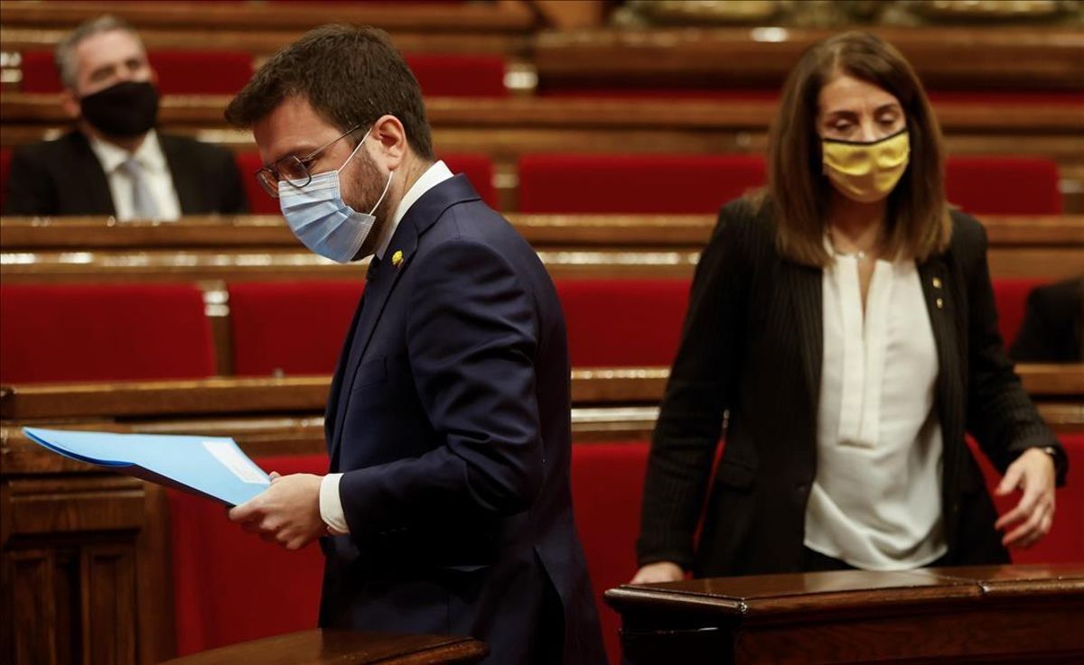 Pere Aragonès y Meritxell Budó, en el Parlament. Pere Aragonès y Meritxell Budó, en el Parlament.