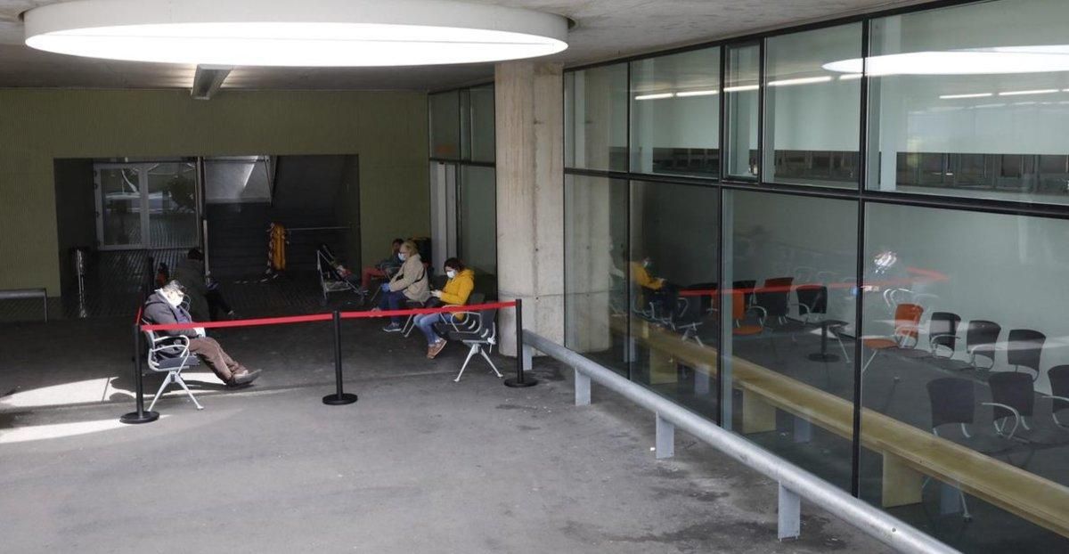 La sala de espera de urgencias del Hospital del Mar se convierte en boxes para poner camas y parte de la sala de espera está ahora en el exterior. La sala de espera de urgencias del Hospital del Mar se convierte en boxes para poner camas y parte de la sala de espera está ahora en el exterior.