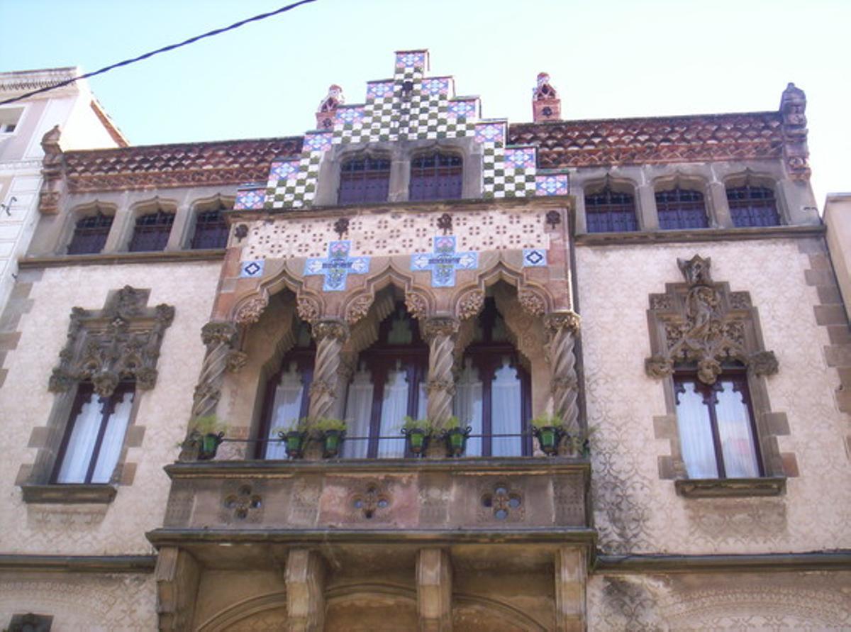 Fachada de la Casa Coll i Regàs de Mataró, joya del modernismo de Mataró y obra de Puig i Cadafalch.