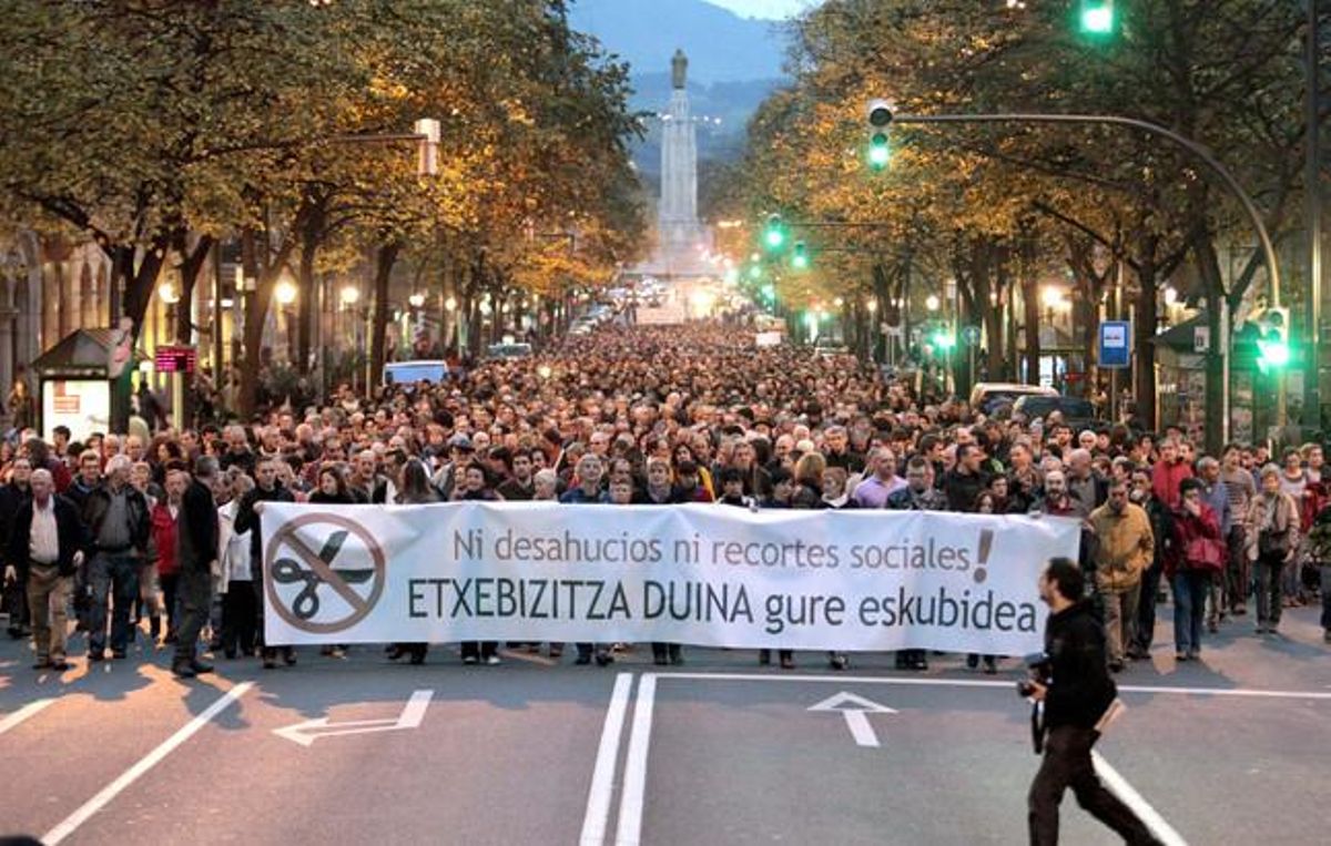 Manifestación, promovida por sindicatos y colectivos sociales en Bilbao, para protestar por los desahucios y los recortes sociales tras el suicidio de una mujer en Barakaldo y las medidas aprobadas por el Gobierno central. Manifestación, promovida por sindicatos y colectivos sociales en Bilbao, para protestar por los desahucios y los recortes sociales tras el suicidio de una mujer en Barakaldo y las medidas aprobadas por el Gobierno central.