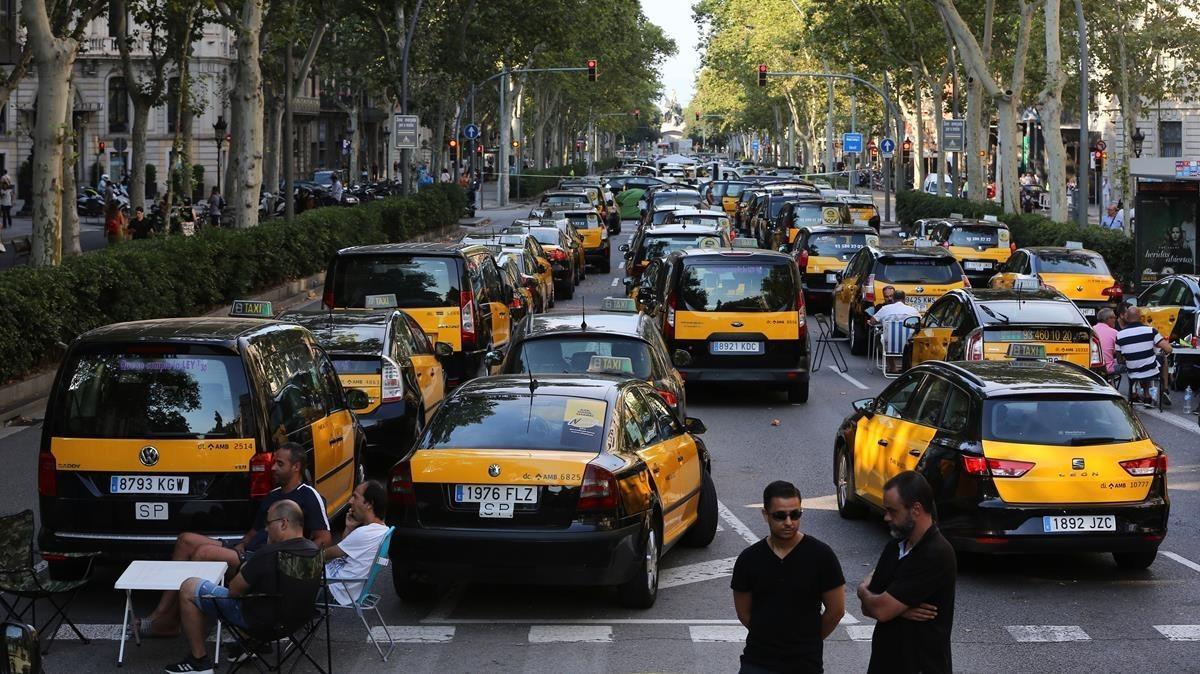 Huelga de taxistas en la Gran Via de Barcelona, el pasado julio.