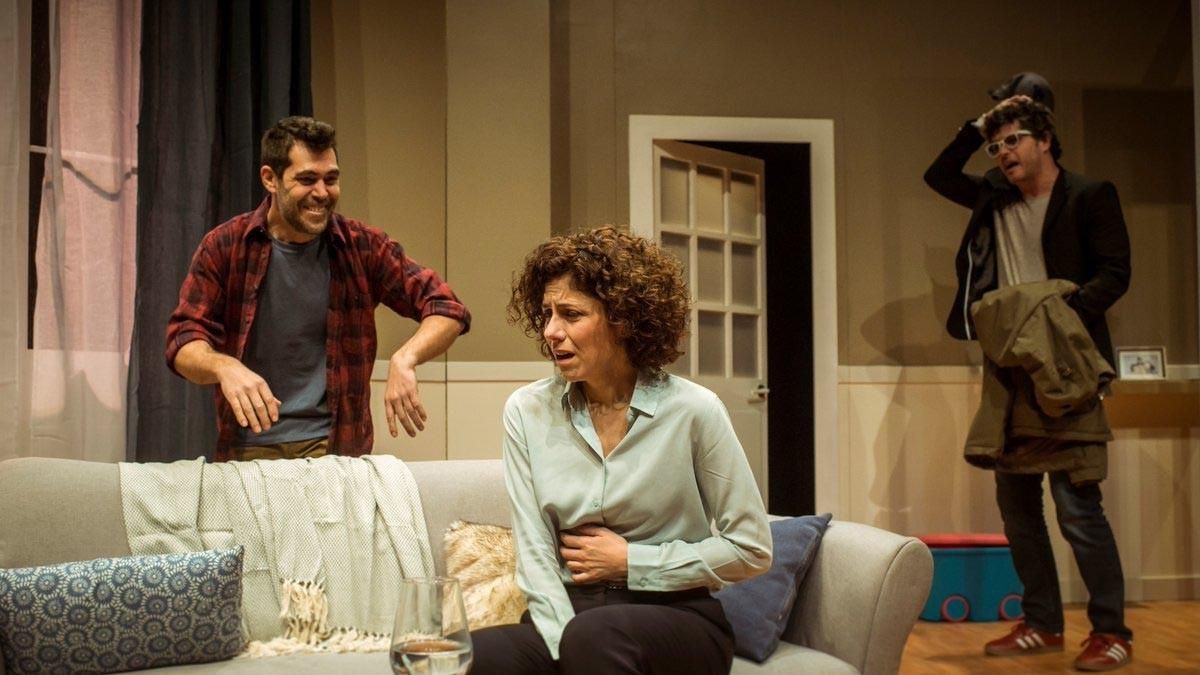 Òscar Muñoz, Anna Sahun y Ernest Villegas, en una escena de ’Mala broma’, en la Sala Muntaner. Òscar Muñoz, Anna Sahun y Ernest Villegas, en una escena de ’Mala broma’, en la Sala Muntaner.