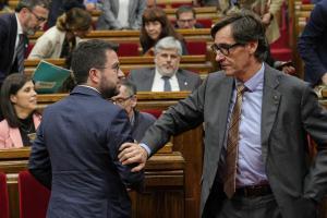 El ’president’ Pere Aragonès y el líder del PSC, Salvador Illa, en el Parlament