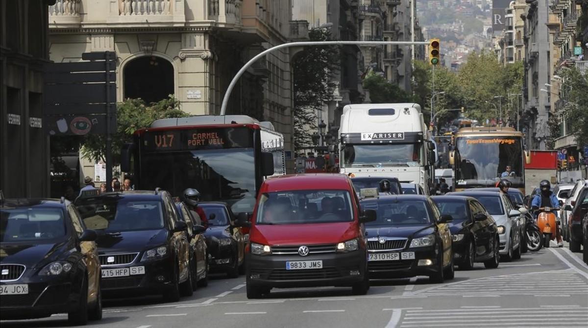 Retenciones de tráfico en la Via Laietana de Barcelona.
