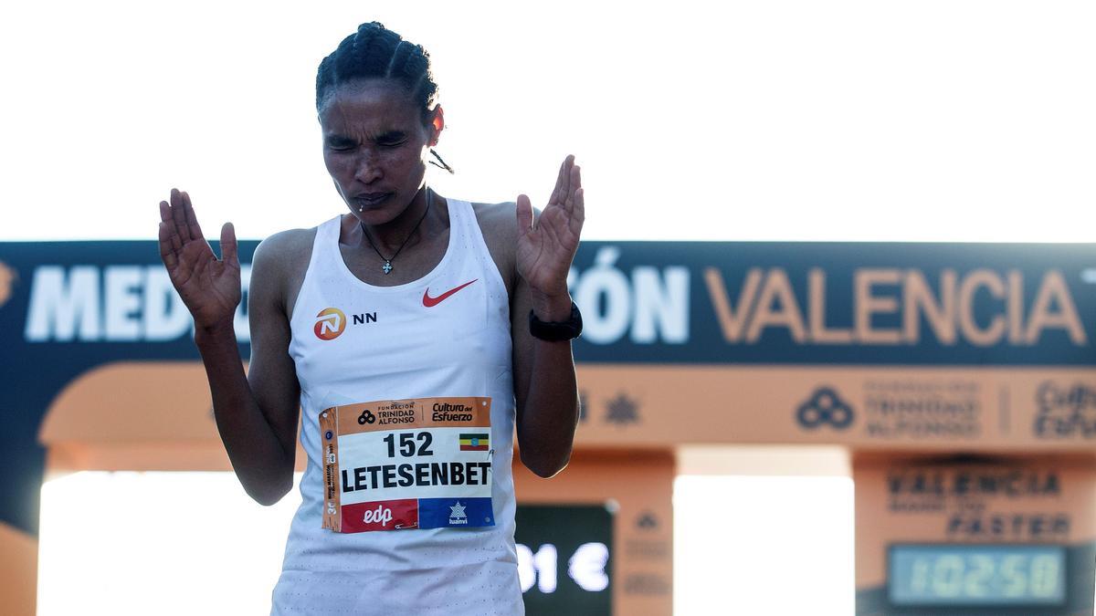 La atleta etíope Letesenbet Gidey tras cruzar la meta y batir el récord del mundo, en la Media Maratón de València.