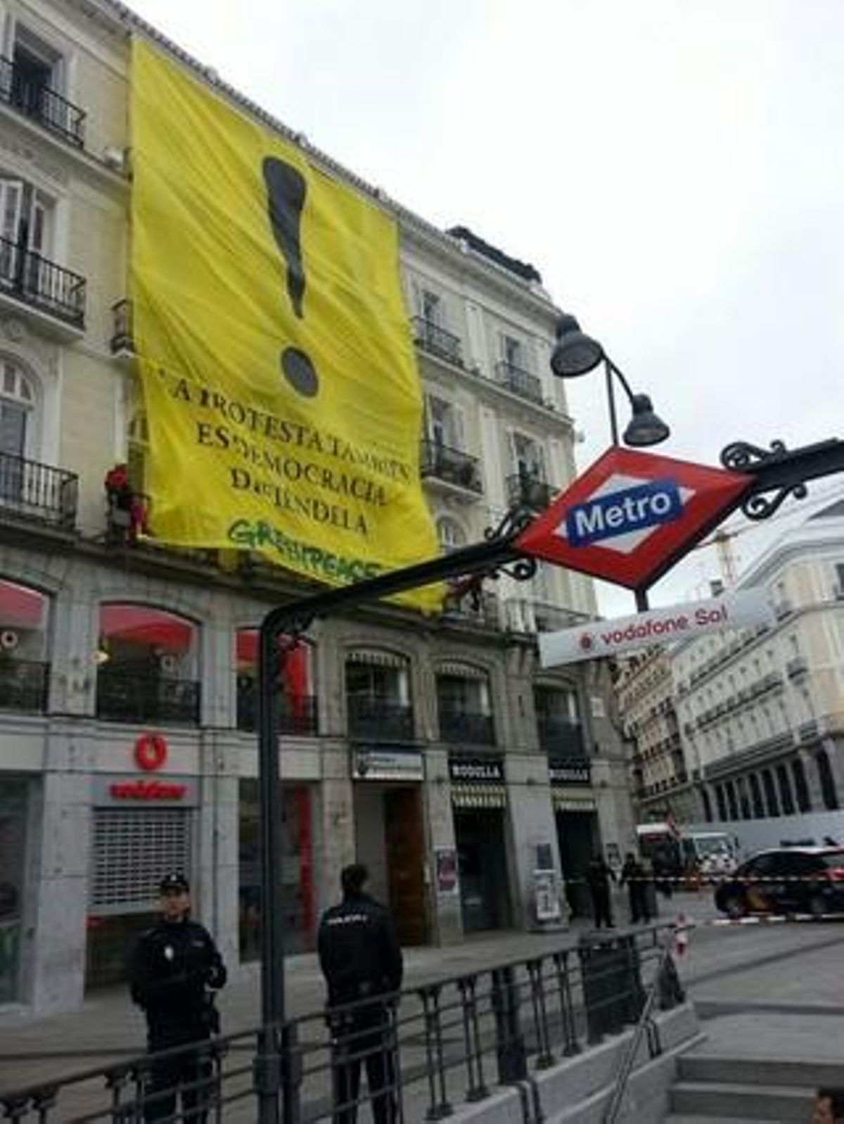 La pancarta desplegada por Greenpeace en la Puerta del Sol. La pancarta desplegada por Greenpeace en la Puerta del Sol.