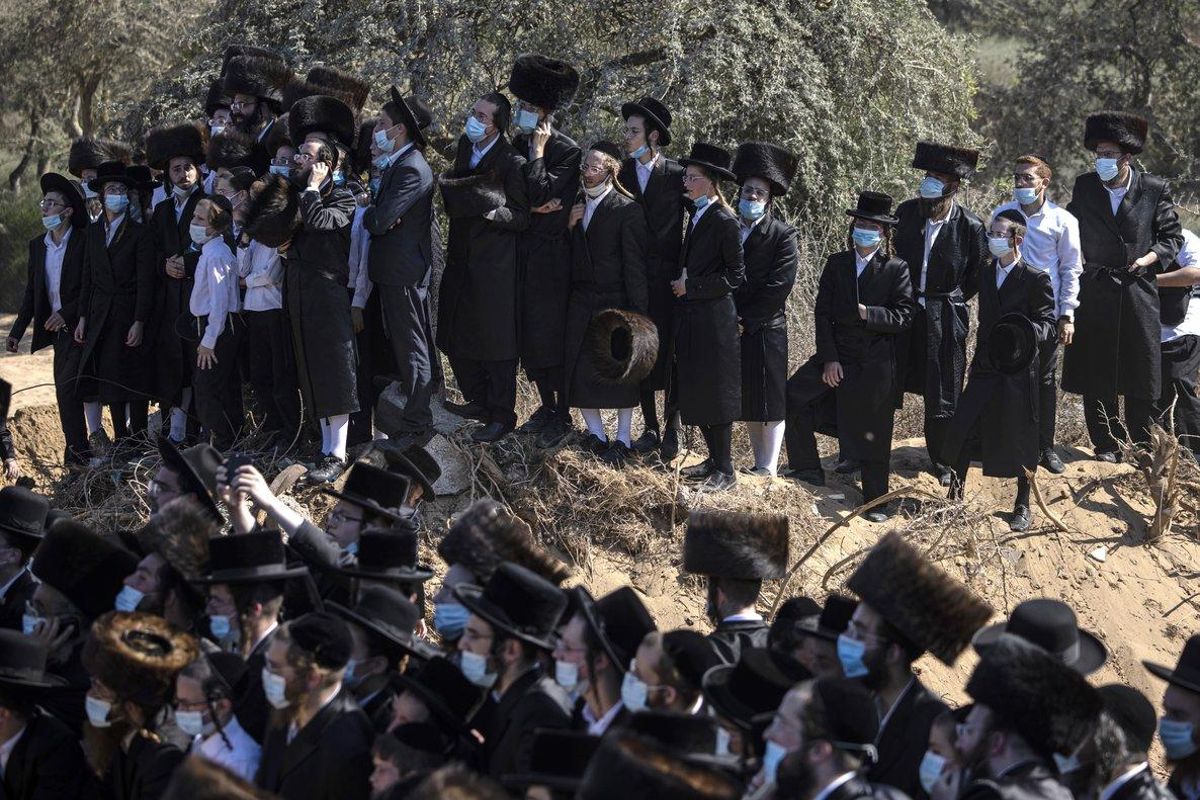 Ortodoxos en el funeral de Mordejai Yisajar Ber Leifer. Ortodoxos en el funeral de Mordejai Yisajar Ber Leifer.