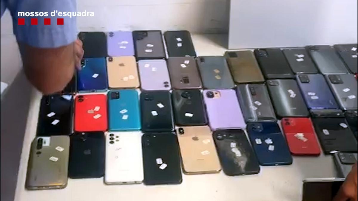 Detenido por esconder más de 100 teléfonos móviles robados en dos trasteros de alquiler en Barcelona Los Mossos d'Esquadra también han recuperado una veintena de 'tablets' y 22 bolsos y monederos de marcas de lujo
