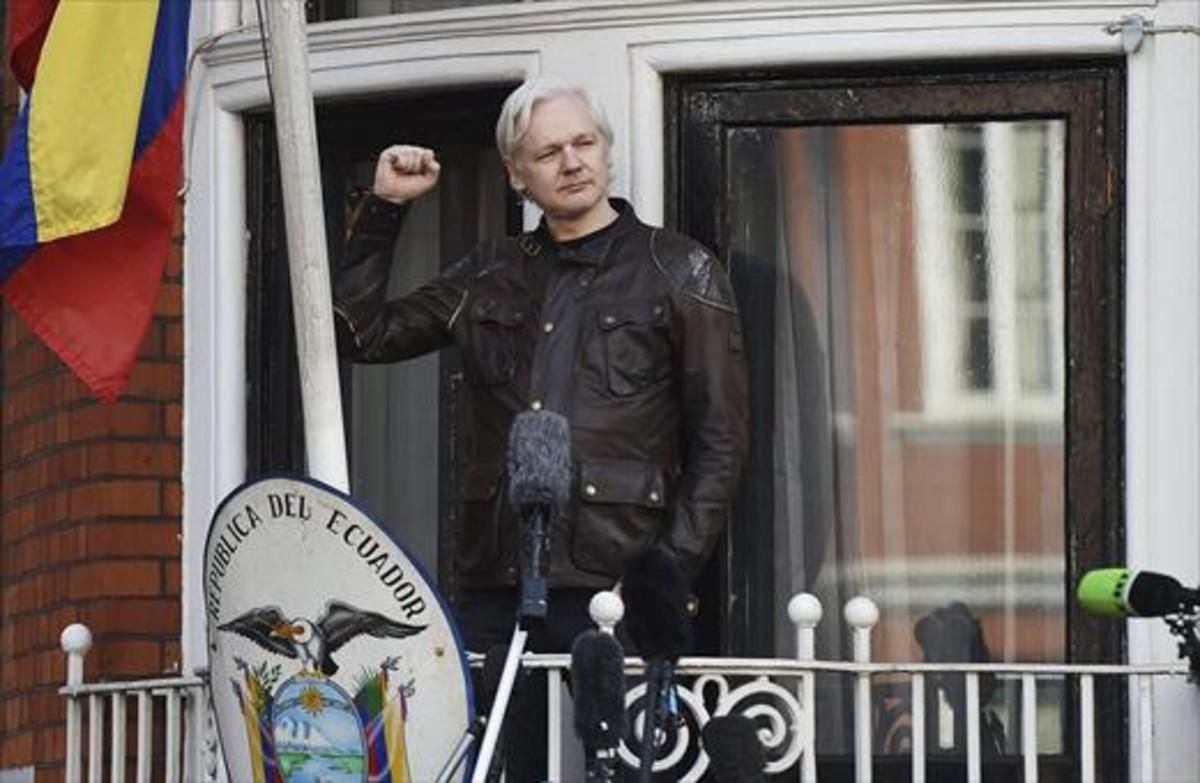 Assange en el balcón de la embajada de Ecuador en Londres. Assange en el balcón de la embajada de Ecuador en Londres.