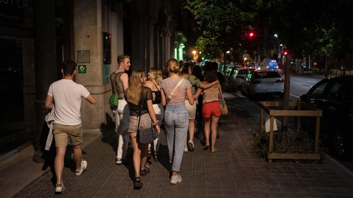 Jóvenes en la calle en Barcelona, antes de entrar en una discoteca, el pasado 27 de junio. Jóvenes en la calle en Barcelona, antes de entrar en una discoteca, el pasado 27 de junio.