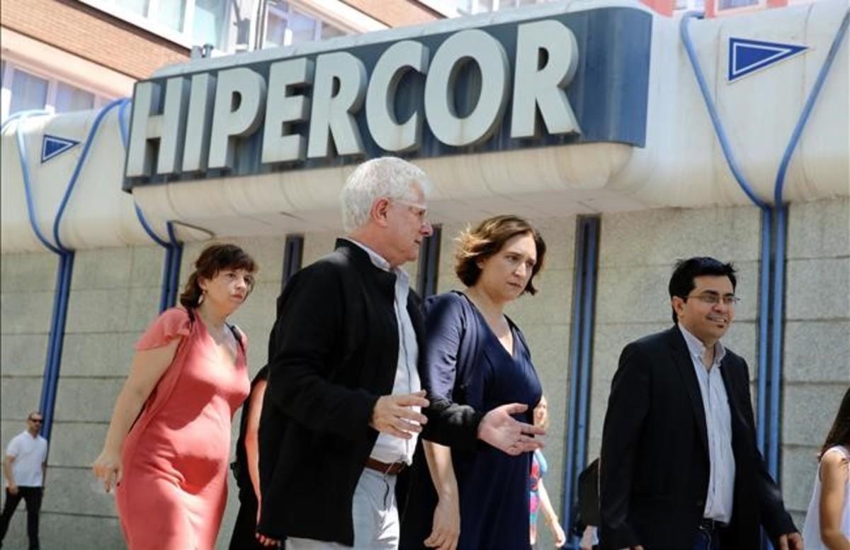 La alcaldesa Ada Colau, junto Gerardo Pisarelo, pasa por delante de Hipercor