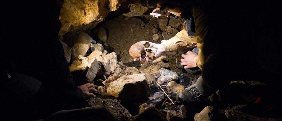 Hallan 14 huesos humanos de la Edad del Bronce en la Cuova’l Gatu de Grado