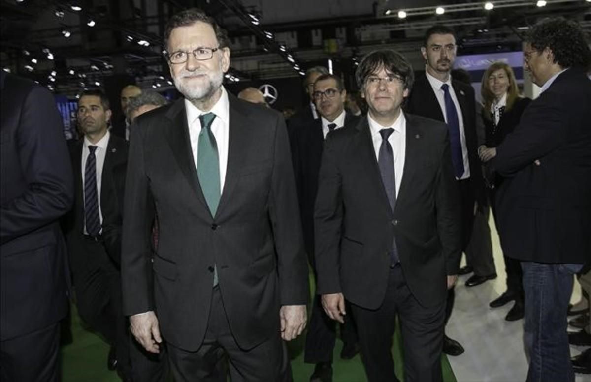 Los presidentes Mariano Rajoy y Carles Puigdemont, en el Salón del Automóvil de Barcelona, el pasado 12 de mayo. Los presidentes Mariano Rajoy y Carles Puigdemont, en el Salón del Automóvil de Barcelona, el pasado 12 de mayo.