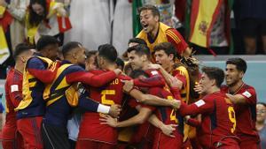 Los jugadores celebran el gol de España