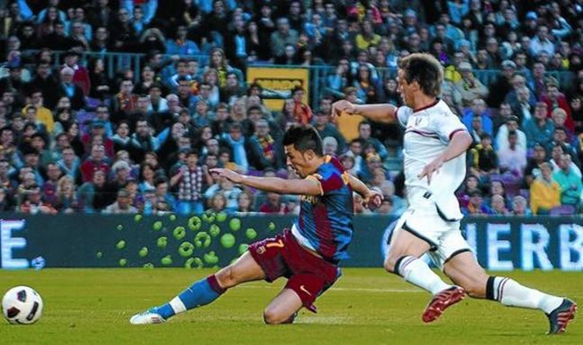 Villa remata a gol ante un defensa de Osasuna en la acción del primer tanto del Barça, el sábado. Villa remata a gol ante un defensa de Osasuna en la acción del primer tanto del Barça, el sábado.