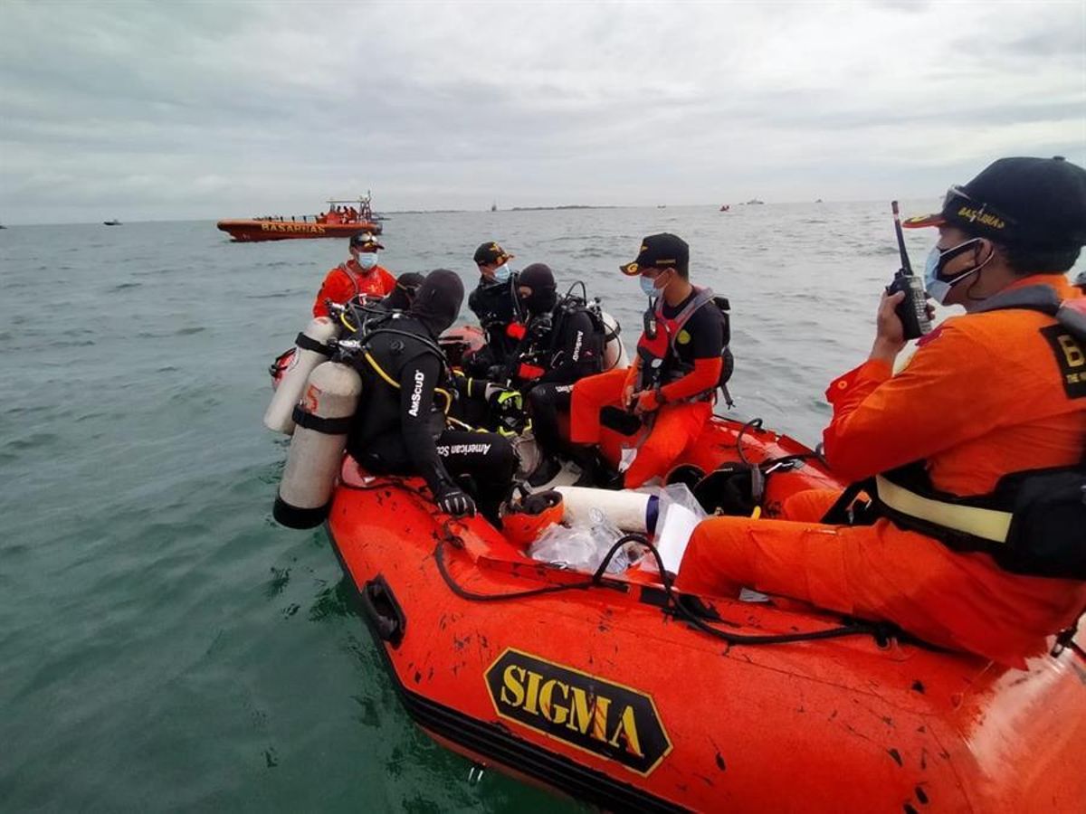 Equipos de rescate, en las inmediaciones del accidente. Equipos de rescate, en las inmediaciones del accidente.