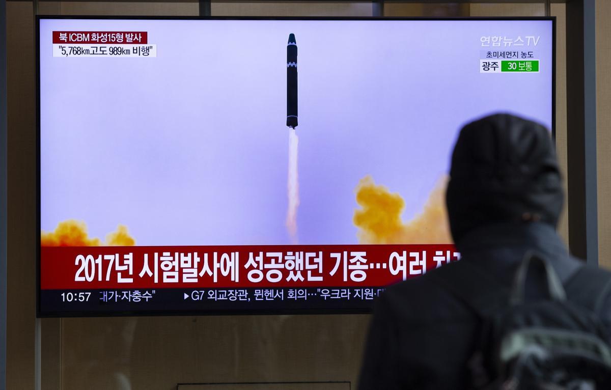 Seoul (Korea, Republic Of), 19/02/2023.- Un hombre viendo la televisión en Seúl, capital de Corea del Sur, durante el noticiero en que se informó del lanzamiento el sábado por Corea del Norte de un nuevo misil balístico que cayó en el mar de Japón. EFE/EPA/JEON HEON-KYUN