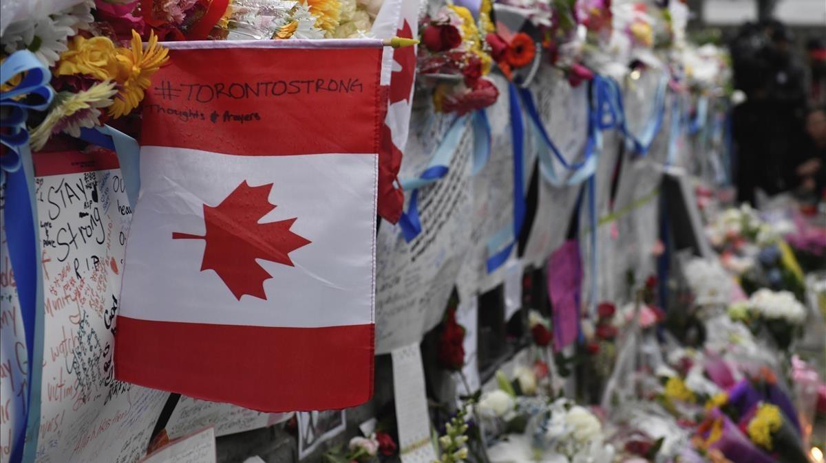Homenaje a las víctimas de Toronto en el lugar del atropello.