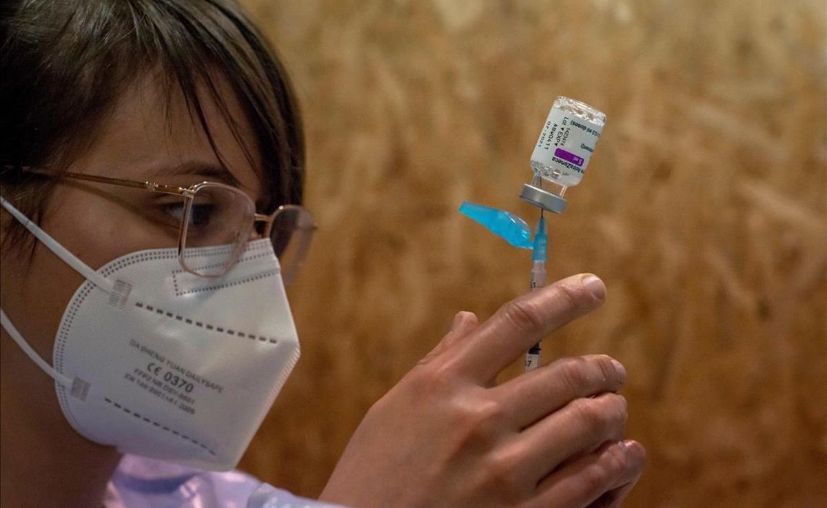 Una empleada sanitaria prepara una dosis de la vacuna de AstraZeneca durante la campana de vacunación masiva que se lleva a cabo estos días en el recinto ferial Expourense, en Ourense. Una empleada sanitaria prepara una dosis de la vacuna de AstraZeneca durante la campana de vacunación masiva que se lleva a cabo estos días en el recinto ferial Expourense, en Ourense.