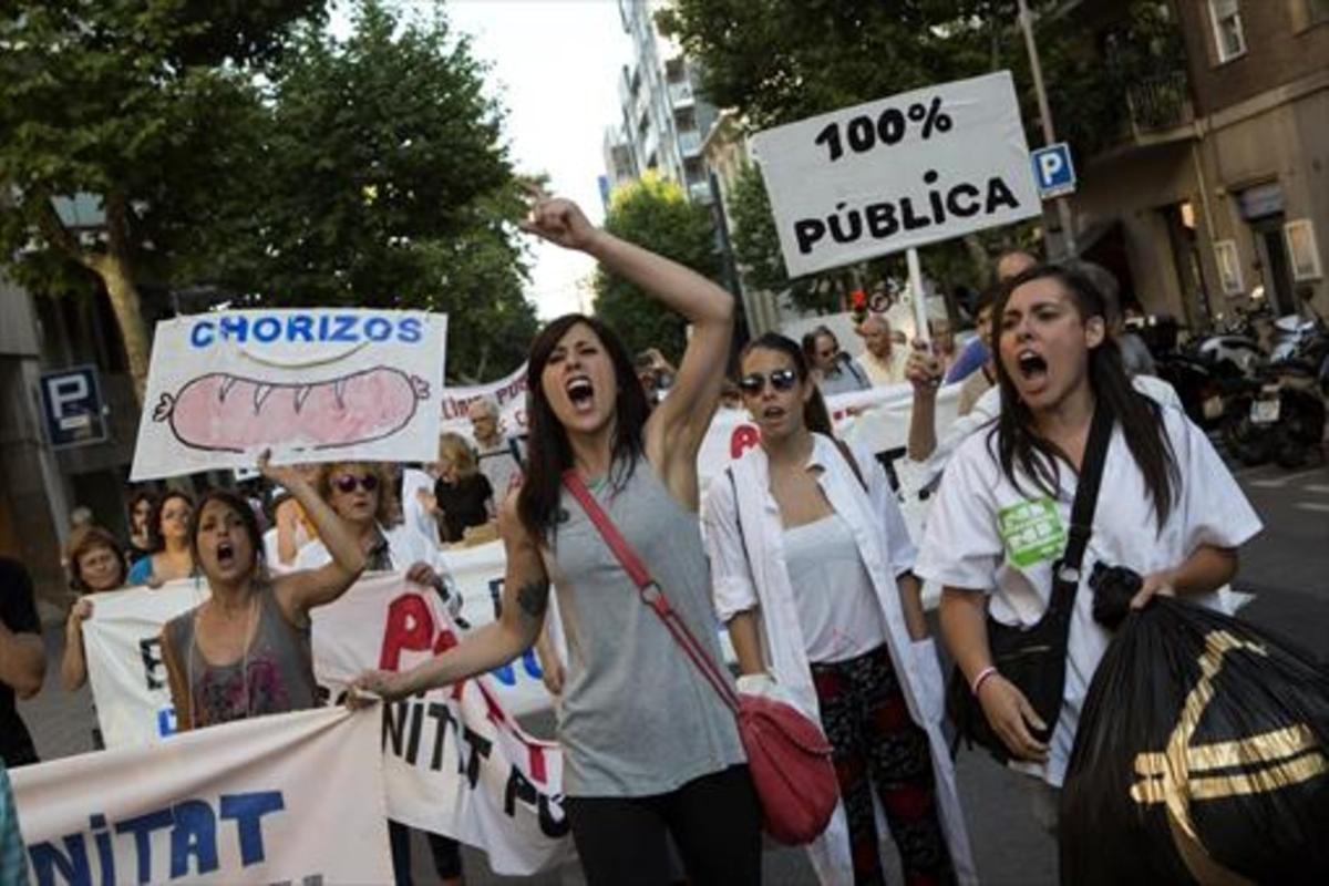 Marea blanca 8 Trabajadores de la sanidad pública, durante una protesta contra los recortes, el pasado 17 de junio en el centro de Barcelona.
