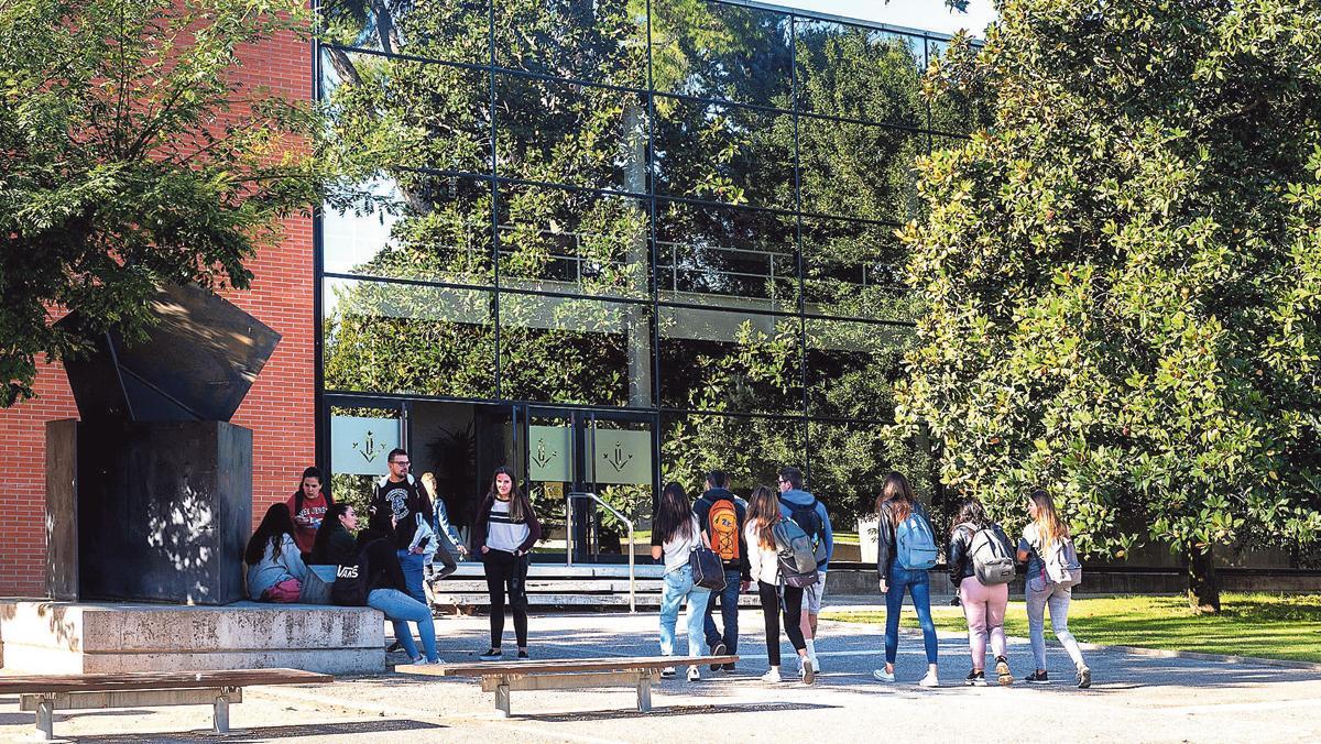Estudiantes en la entrada del campus del ETSEA de la Universitat de Lleida.