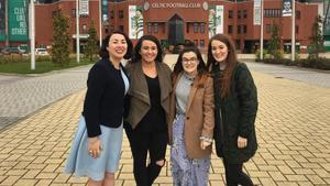 Monica Lennon, Orlaith Duffy, Erin Slaven y Mikaela McKinley, impulsoras de la campaña contra la pobraza menstrual en Escocia, ante el estadio de los Celtics.