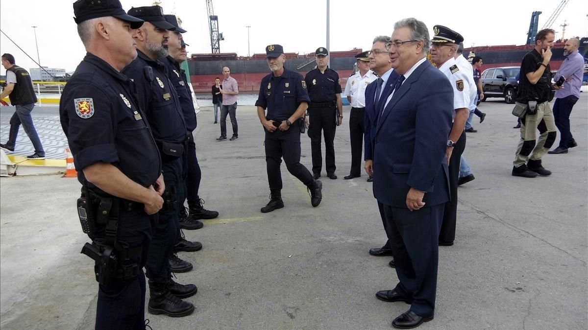 El ministro del Interior, Juan Ignacio Zoido, durante la visita que realizó a los policías y guardias civiles desplazados a Catalunya, el pasado 4 de octubre. El ministro del Interior, Juan Ignacio Zoido, durante la visita que realizó a los policías y guardias civiles desplazados a Catalunya, el pasado 4 de octubre.