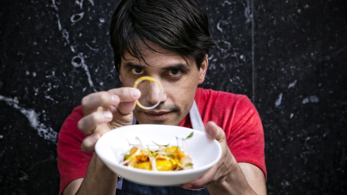 Virgilio Martínez, chef del restaurante Central (Lima), con un ceviche.