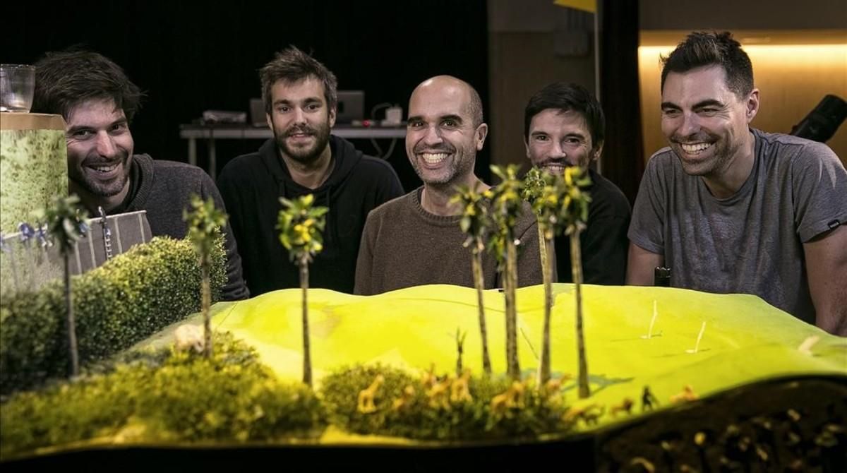 Los ’serranos’ Ferran Dordal, Vicenç Viaplana, Àlex Serrano, David Muñiz y Pau Palacios, junto a la maqueta del campo de golf coprotagonista de ’Birdie’. Los ’serranos’ Ferran Dordal, Vicenç Viaplana, Àlex Serrano, David Muñiz y Pau Palacios, junto a la maqueta del campo de golf coprotagonista de ’Birdie’.