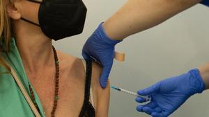 Una mujer recibe la vacuna contra el covid-19 en Barcelona.