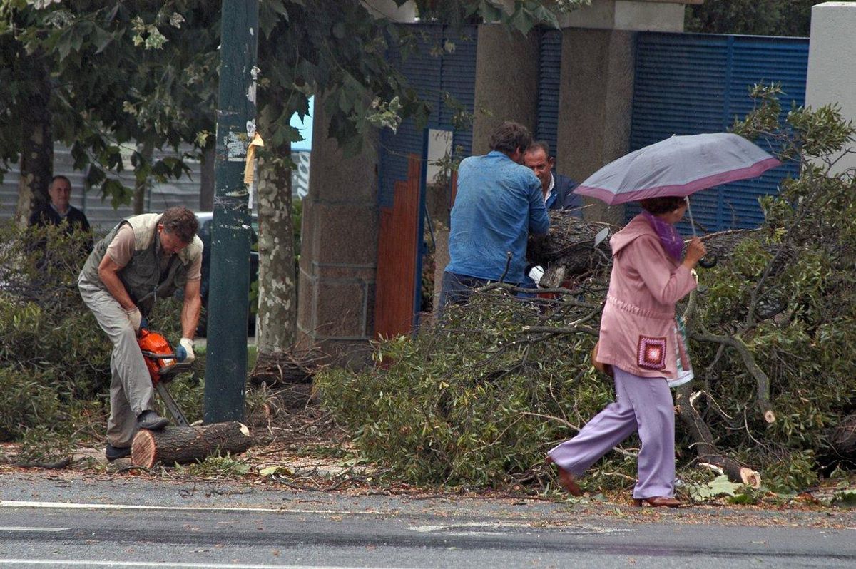 Efectos del temporal registrado en A Coruña en septiembre del 2006 como consecuencia del huracán Gordon. Efectos del temporal registrado en A Coruña en septiembre del 2006 como consecuencia del huracán Gordon.