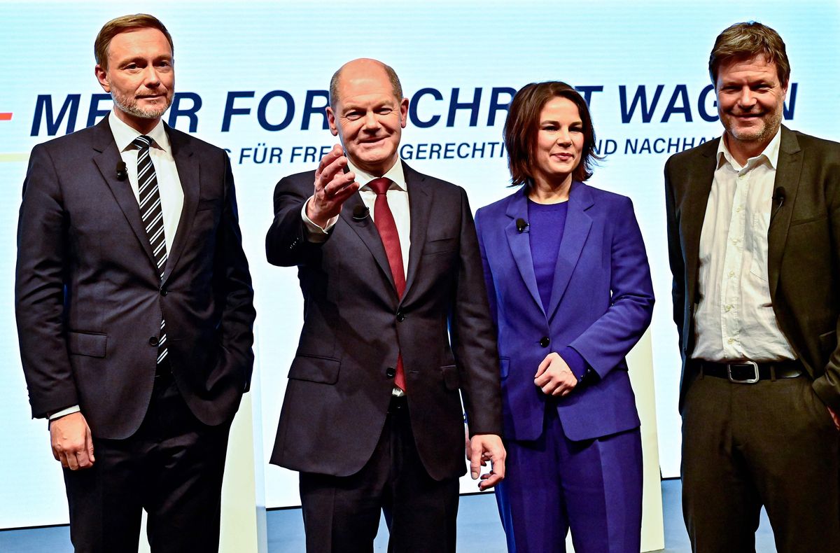 El líder del FDP, Christian Lindner; el del SPD, Olaf Scholz, y los de Los Verdes, Annalena Baerbock y Robert Habeck, posan durante la rueda de prensa en la que han anunciado su acuerdo de gobierno. El líder del FDP, Christian Lindner; el del SPD, Olaf Scholz, y los de Los Verdes, Annalena Baerbock y Robert Habeck, posan durante la rueda de prensa en la que han anunciado su acuerdo de gobierno.