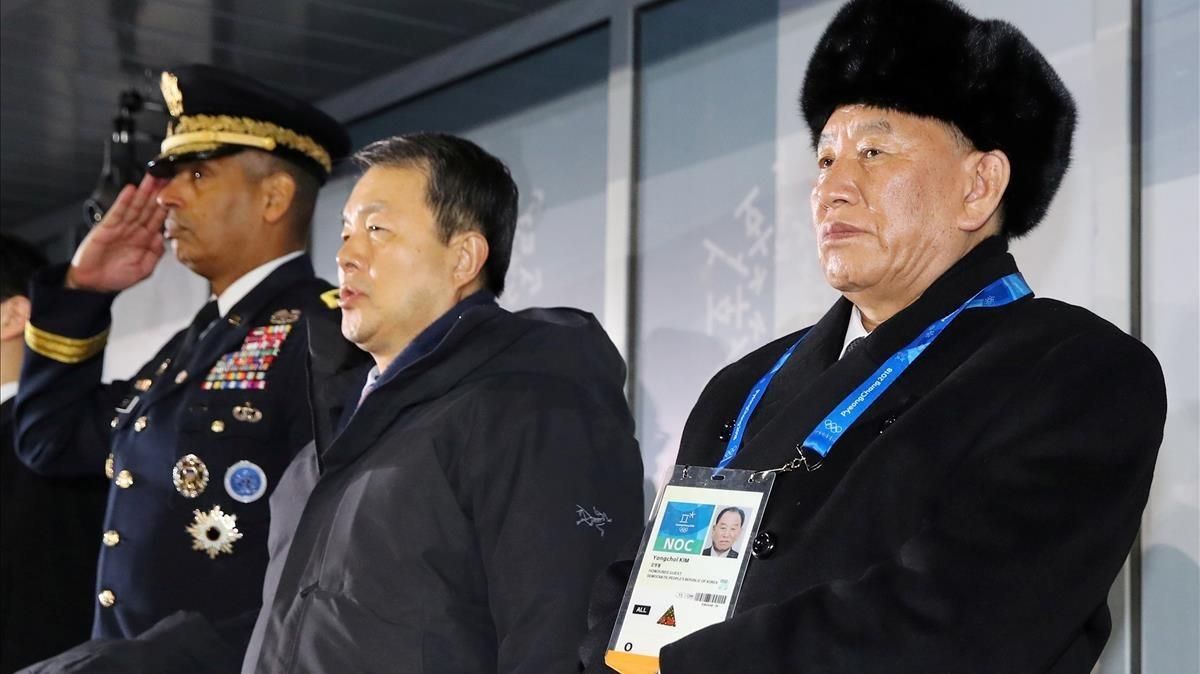 El general norcoreano Kim Yong-chol (derecha) observa la ceremonia de clausura de los JJOO de invierno de Pyeongchang, el 25 de febrero. El general norcoreano Kim Yong-chol (derecha) observa la ceremonia de clausura de los JJOO de invierno de Pyeongchang, el 25 de febrero.
