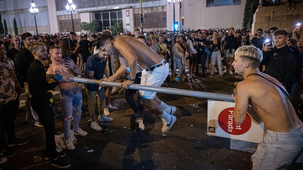 Unos jóvenes, el pasado sábado, destrozando mobiliario urbano en la avenida de Maria Cristina. Unos jóvenes, el pasado sábado, destrozando mobiliario urbano en la avenida de Maria Cristina.