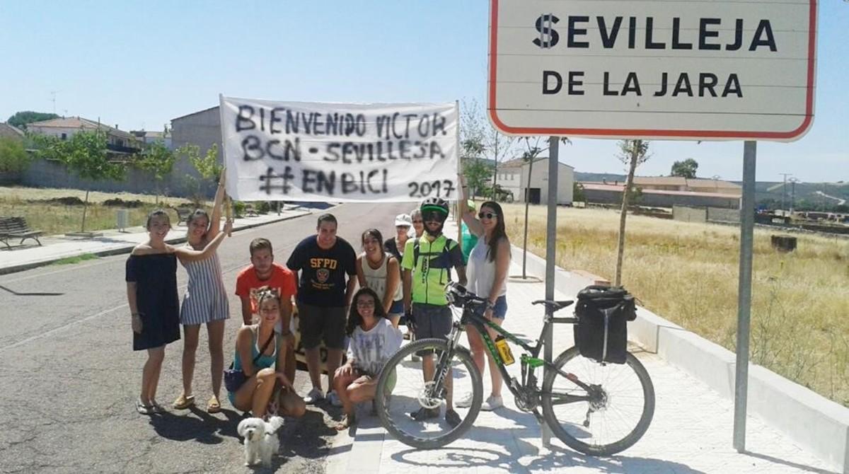 Víctor González es recibido por familiares y amigos a su llegada, tras 10 días de viaje, a Sevilleja de la Jara (Toledo).