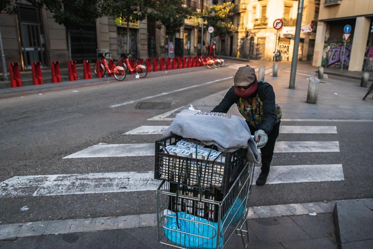 Un miembro del Sindicato Popular de Vendedores Ambulantes reparte comida a los manteros más vulnerables. Un miembro del Sindicato Popular de Vendedores Ambulantes reparte comida a los manteros más vulnerables.