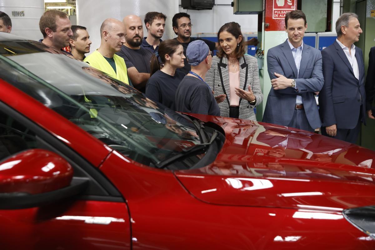 La ministra de Industria, Reyes Maroto, durante una visita a la fábrica de Ford en Almussafes (Valencia) en octubre de 2022.