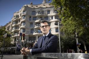 El ministro de la Presidencia, Relaciones con las Cortes y Memoria Democrática, Félix Bolaños, posa para EL PERIÓDICO en el passeig de Gràcia, delante de La Pedrera de Antoni Gaudí, este pasado 8 de julio de 2022. 