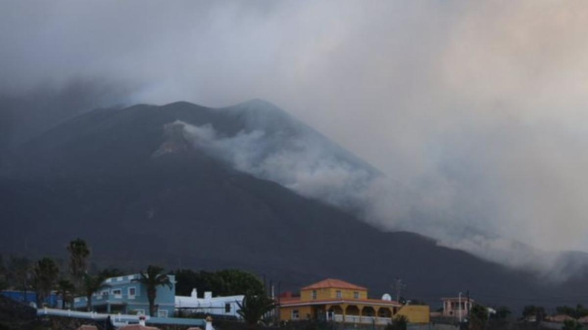 Las coladas del volcán de La Palma rellenan ya una altura de 30 metros bajo el mar