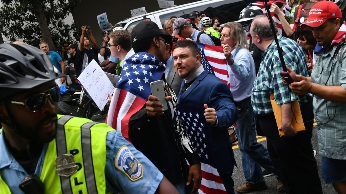 La policía protege al dirigente de la extrema derecha Jason Kessler en un protesta de los radicales en Washington, en agosto del 2018.