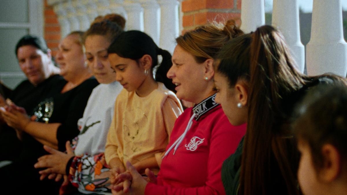 Varias mujeres participan en la Asociación de Gitanas Feministas por la Diversidad (AGFD) durante la gravación del documental ’Carmen, sin miedo a la libertad’