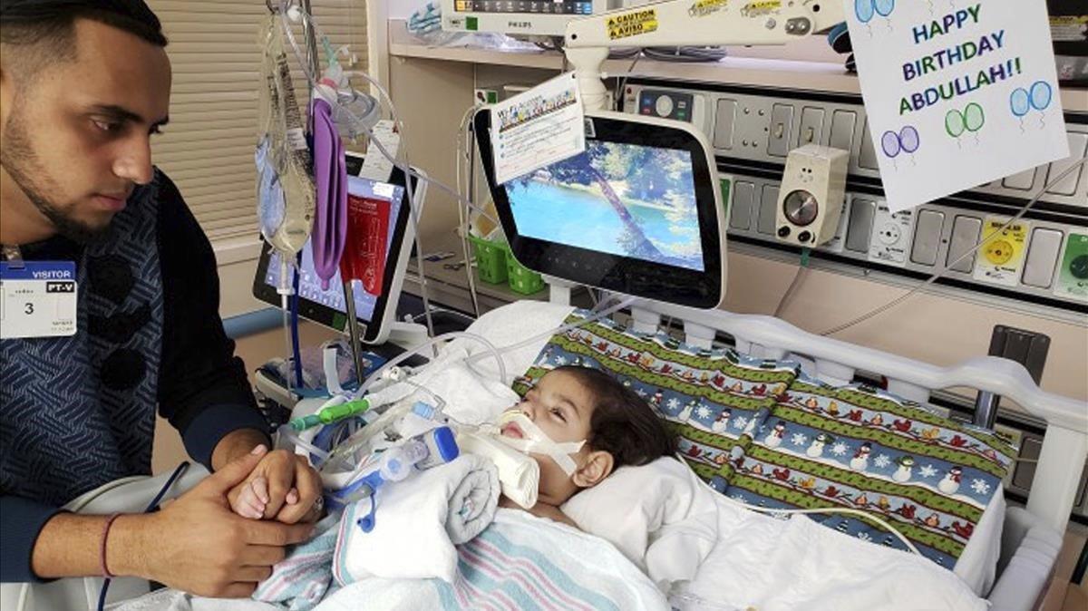 Ali Hassan, acompaña a su hijo enfermo en un hospital de Oakland (California).